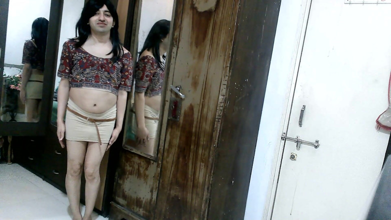 Cute & Nude Crossdresser: Sissy travestie sexy femboy douce sucette dans un chemisier imprimé...