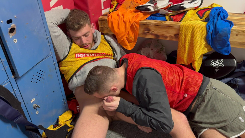 Jak Wycombe: Chico heterosexual es chupado en el vestuario