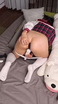 Studentessa asiatica arrapata legata a letto e gioca con i suoi giocattoli mentre aspetta il suo padrone