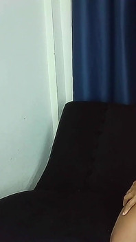 Thaiger's Big Dildo ger henne en ögon rullande orgasm