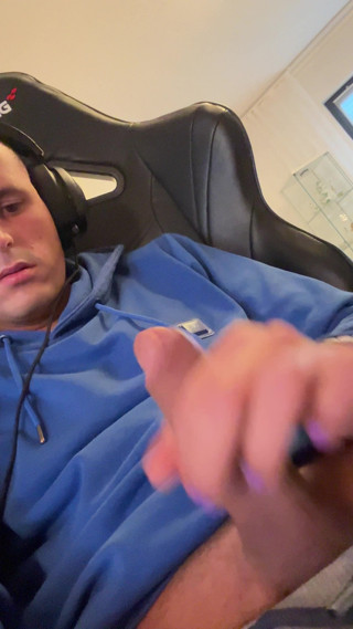 Twinkboy82: Cute German Boy Jerks off Before Playing Computer