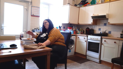 SSBBWLadyBrads: Donnona SSBBW mangia scena fanfiction maiala in un grembiule