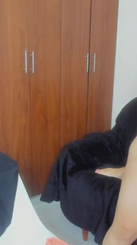 Dojrzała latynoska MILF rucha młodego człowieka z dużym kutasem podczas gdy sam w domu