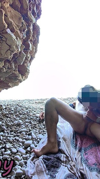 Mostrando minha buceta na frente de um cara em praia pública de nudismo e ele me fode e dá boquete - É muito arriscado - Misscreamy