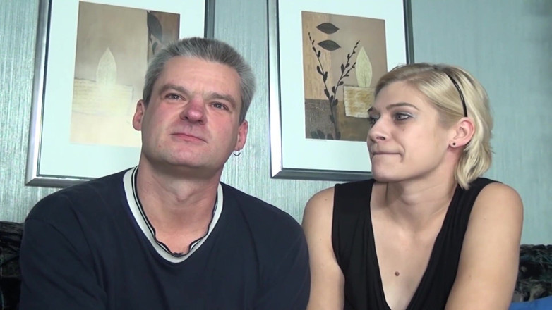 Deutscher hardcore: Gagica germană sexy se bucură de sex în trei cu tipi...