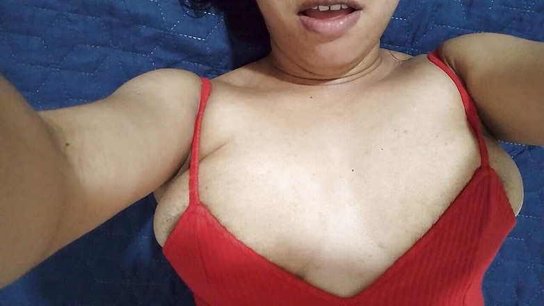 PATY PATY: Náctiletá děvka masturbuje před odchodem na pláž, část 2! Totální vzrušení