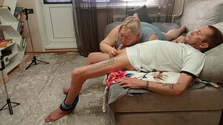 Zona901: Une voisine taille une pipe pour profiter de sperme chaud...