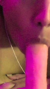 Saraboom——OnlyFans女孩，拥有你见过的最大、最诱人的臀部，在按摩浴缸里激情，随后开始群交