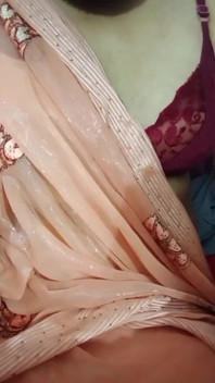 Hintli travesti alt Gaurisissy ağır jwellery ile ipeksi sari içinde seks için azgın hissediyor