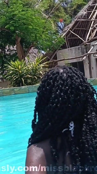 Ragazza sexy ebano con plug anale in piscina