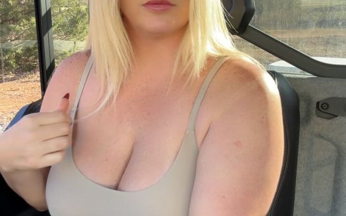Preston Lee: Une bombasse blonde se fait seins nus dans un atv