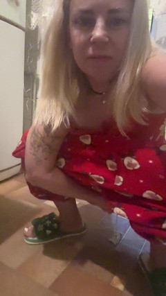 LarisaCum: 저는 부엌에서 스토브 근처에서 시프리를 만들고, 주스를 여기저기 씻어내요