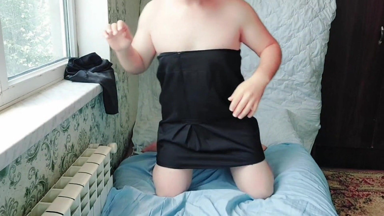 Kitty_Cross: 娘娘腔荡妇迷你皮夹克和迷你皮裙变装者