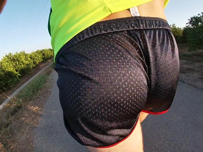 Cool Body: Sıkı parlak spor şort şişkinlik rutini (açık havada serbest top)