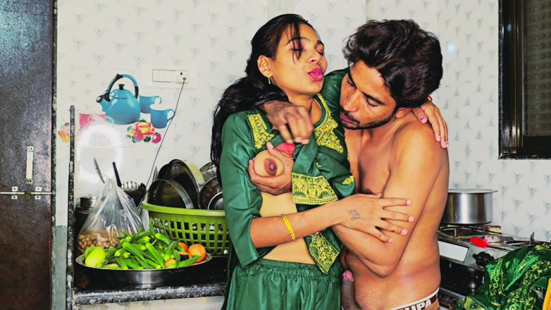 Kavend91: Desi ragazza indiana mi chiama nella sua cucina, lei diventa...