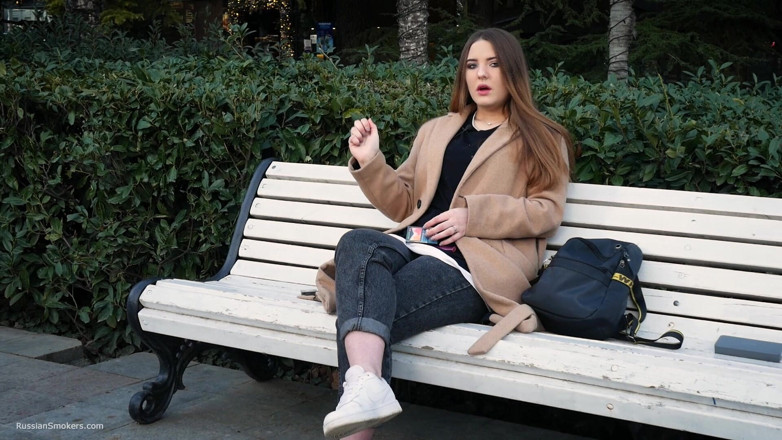 Russian Smokers: Ruská dívka tráví polední přestávku kouřením 3 cigs v řadě
