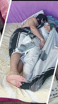 Sensuell Massage Av Ett Hett Par Med Olja På Kroppen. Förspel I Sovrummet Med Ett Amatörpar.