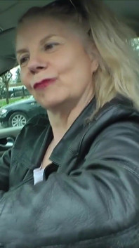 Babcia sika zanim zostaje zerżnięta przez wielkiego czarnego kutasa