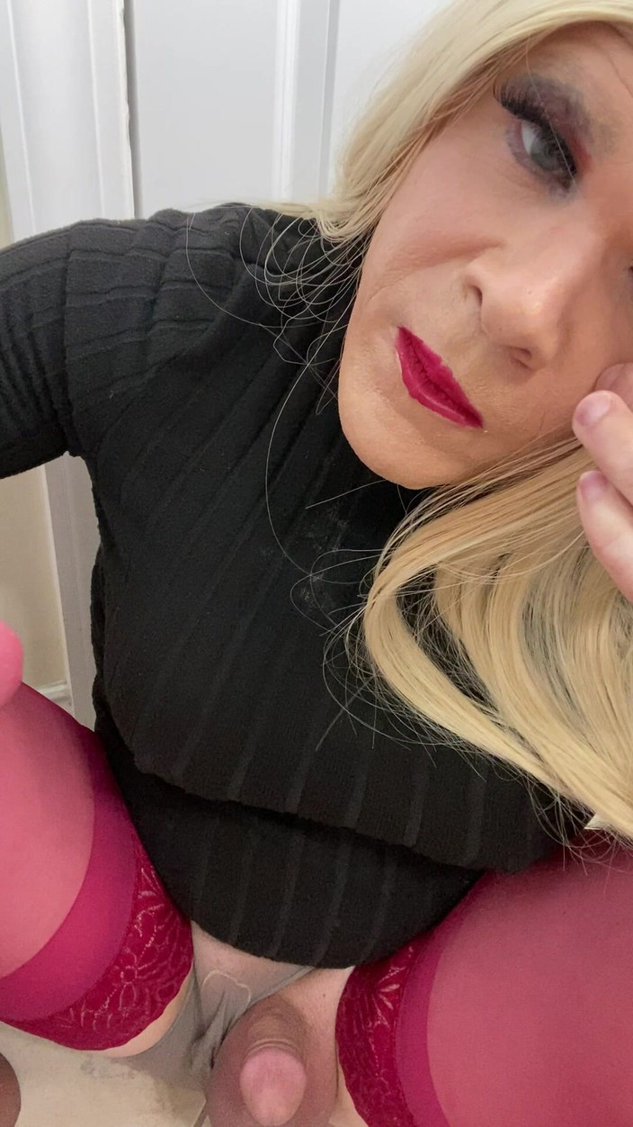 MadisonCD2025: Sissy Transgender sexy femboy travestiet zuigt pik en praat met...