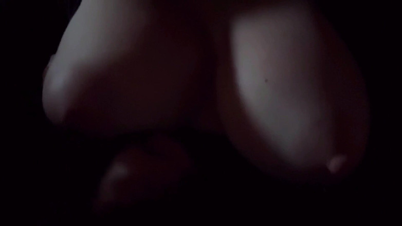 Artemisia Love: イタリアの巨乳アルテミシア、ホットなソロバウンシングセッション、クローズアップスローモーション