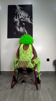 Saltando em um pau enorme com saltos deve ser estudada, bunda quente
