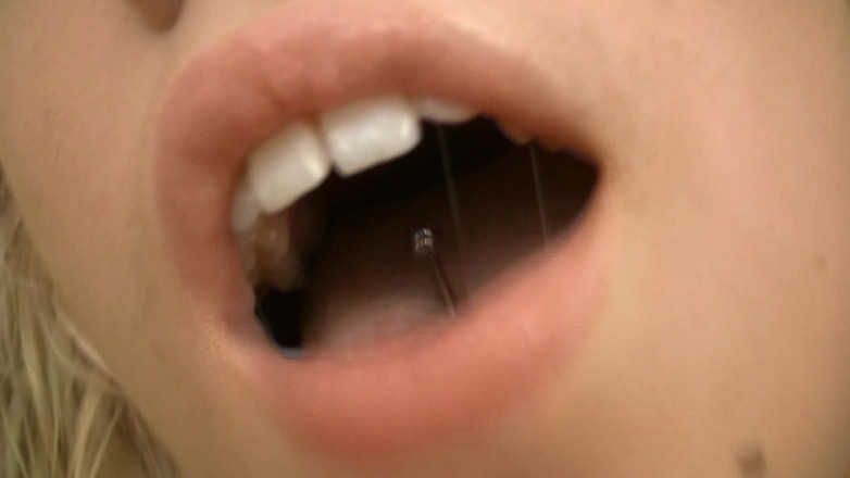 Tight little babes: Vollbusige blonde teenagerin mit rosa nippeln fingert ihre geile muschi...