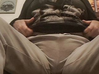 Mommy big hairy pussy: Мілфа дрочить на дивані вдома одна