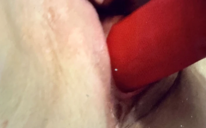 collicolleteexklusiv: La casalinga si arrapa davvero con un dildo e le...