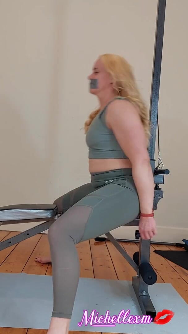 Michellexm: जिम बंधन, मांसपेशियों वाली लड़की भागने के लिए संघर्ष करती है