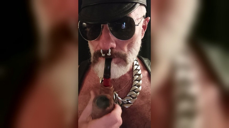 MusclesCigarsFFPig: Titpig menghisap blowjob dan bermain dengan puting serta zakarnya