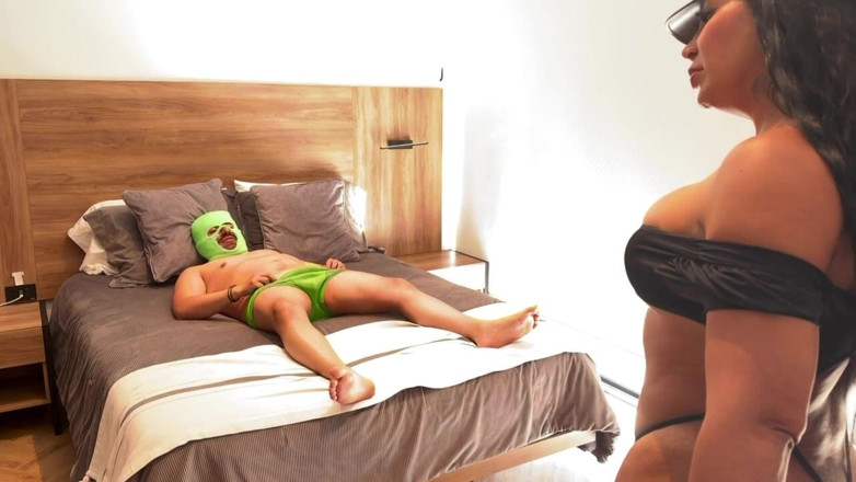 Calientehubxxx: 내 자지를 빨아주는 거유 밀프