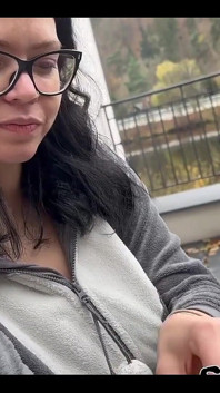 Dimineața prima țigară și foarte tare sfârcurile mele, deoarece a fost minus video outsite 08:13 minute