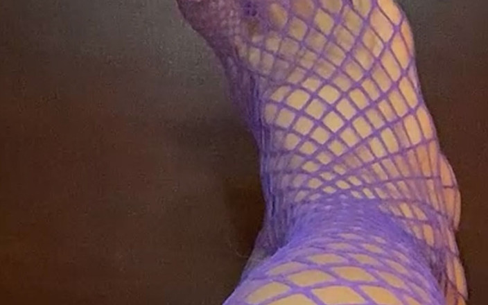 Naelor: 보라색 망사 스타킹을 입은 긴 발가락의 작은 발을 가진 정말 섹시한 다리