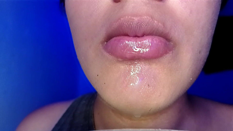 Elimoon: Mijn tanden poetsen en je mijn tanden laten zien (close-up)