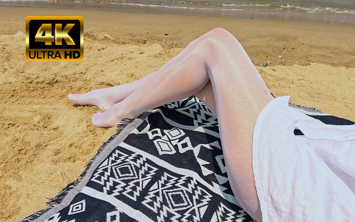 Shiny teens: 838 해변의 반짝이는 화이트 팬티 스타킹