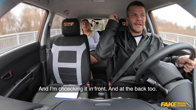 Fake Driving School: Fake driving school - crystal swift memamerkan toketnya untuk mendapatkan surat...