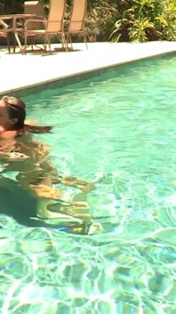 Brett Rossi și Celeste Star, scenă lesbo minunată la piscină interioară și în aer liber