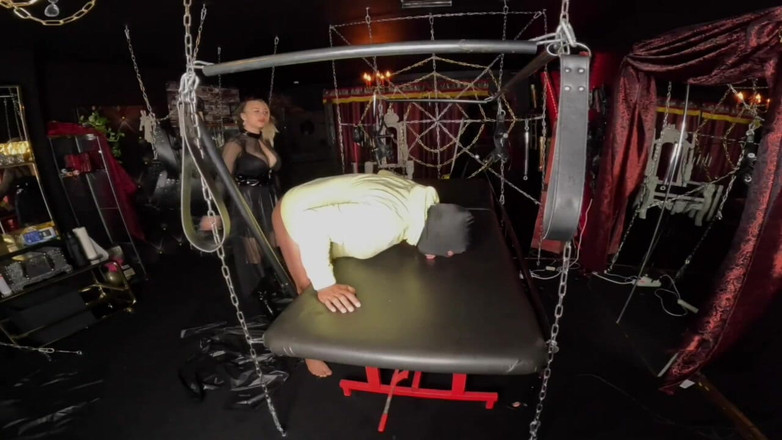 Queen_of_BDSM: Leck Meine Natursekt-liege Sauber!