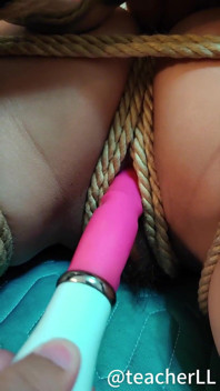Legată strâns și apoi penetrată cu un vibrator