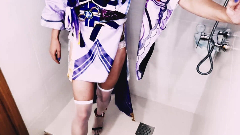 Leona Incubo: Cosplayer de cabelo roxo coloca diferentes consolos na bunda dela