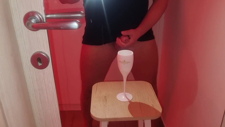 Alexander Audran: Cum Taste - Moët &amp; Chandon a pohár semene nalil pěkný velký...