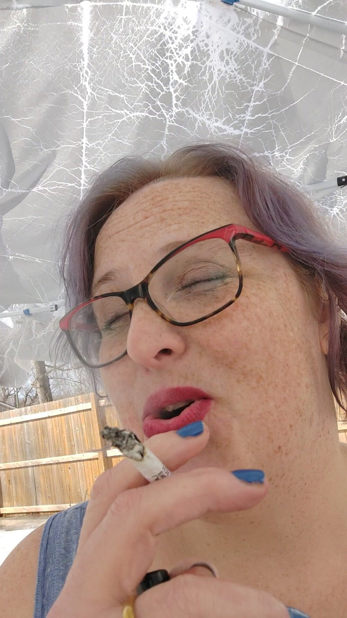 AngYourDirtyCanadian: 平静的户外吸烟时刻与顽皮的口红外观