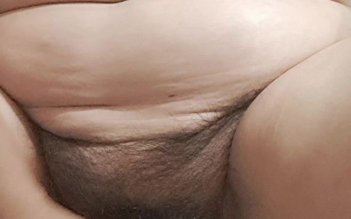Mommy big hairy pussy: परिपक्व चोदने लायक मम्मी खिलौने के साथ हस्तमैथुन करती है और फुहार छोड़ती है