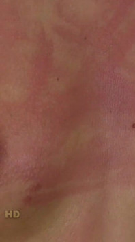 Policista Tyron bič na prsa