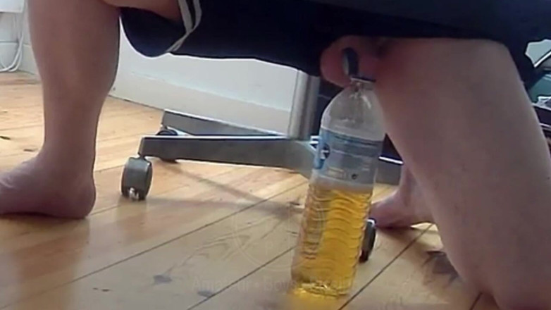 AmateurBoysPissing: Jules가 집에서 일하고 책상을 떠날 수 없을 때, 그는 병으로 소변을 볼 수 있습니다.