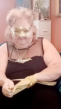 Un fétiche avec des gants satins dorés joue à la bbw