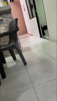 Il capo torna a casa dal lavoro stanco e l'impiegato gli fa un massaggio