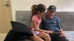 Que delicioso quando minha meia-irmã me deixa visitá-la enquanto ela está sozinha em casa