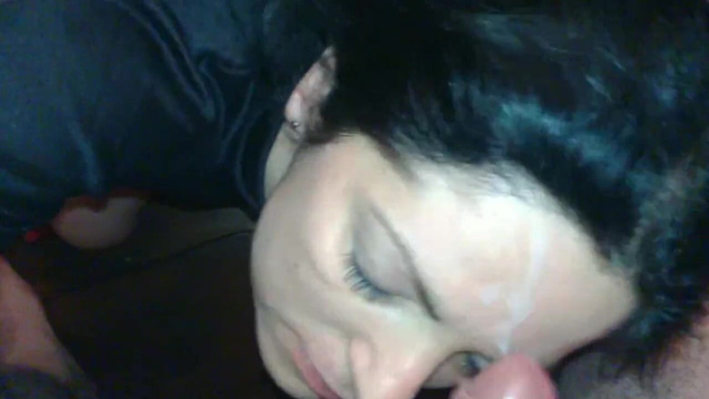 Toilet Mommy: Зріла мачуха мастурбує його жирний член на її лобі, великий камшот на обличчя