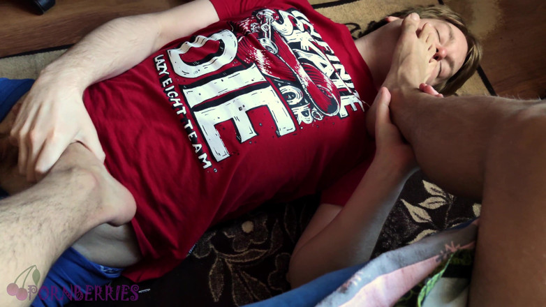 Ethan Alex: Twink-meester laat me klaarkomen terwijl ik zijn voeten aanbid